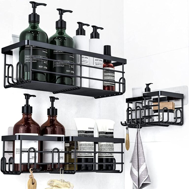 Moderne Badezimmer-Szene mit Uamector Duschablage aus rostfreiem Edelstahl. Stilvoll angeordnetes Badzubehör und ein einladendes Ambiente.