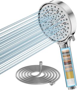 Moderner Cobbe Duschkopf mit Filter in einladendem Badezimmer-Setting, der die Funktionalität und das Design für junge Familien hervorhebt