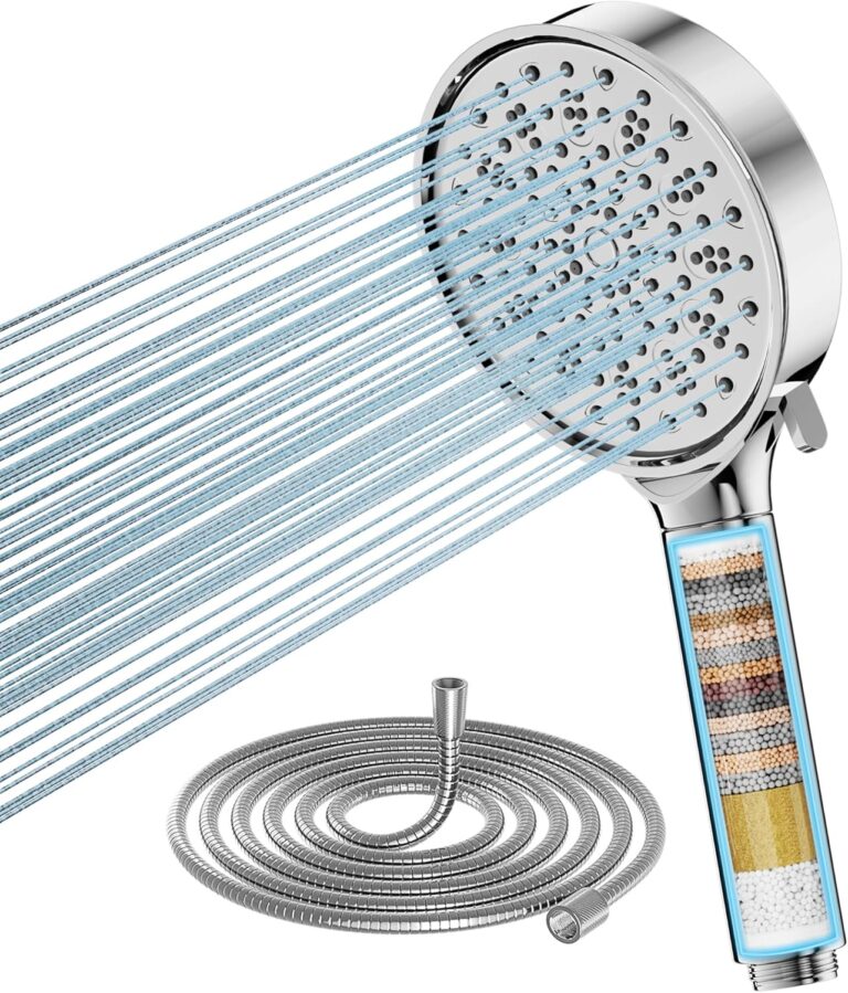 Moderner Cobbe Duschkopf mit Filter in einladendem Badezimmer-Setting, der die Funktionalität und das Design für junge Familien hervorhebt