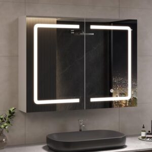 Doppeltüriger Spiegelschrank mit LED-Beleuchtung und Steckdose, weiß, Badschrank mit Spiegel und Ablage, Hängeschrank, Berührungssensor, moderner Design