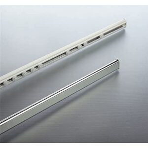 Verchromter Duschvorhang mit Aluminium-Konstruktion aus der Kollektion Surprise von Spirella, ideal für Badezimmerdekoration