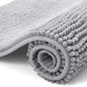 Rutschfester Badezimmerteppich aus Chenille-Fasern, weich und saugfähig, ideal fürs Badezimmer.
