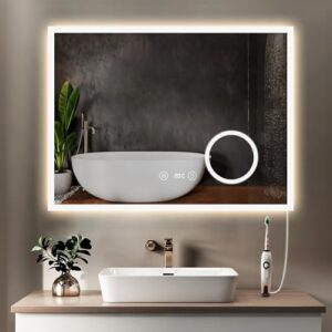 Badspiegel mit Beleuchtung, LED Spiegel Wandspiegel mit Steckdose, Badezimmerspiegel LED Beschlagfrei, 3 einstellbare Lichtfarbe (Schminkspiegel+Uhr+Steckdose+3 Lichtfarbe, 80x60cm)