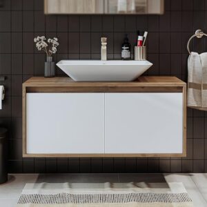 Moderne Badezimmermöbel mit Keramik-Waschbecken und Spiegelschrank in Weiß Eiche ausgestattet