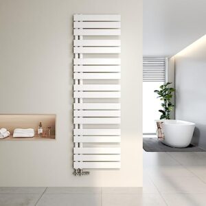 Moderner und effizienter Badheizkörper mit flachem Design, ideal für Badezimmer. Wärmeabgabe auf Höchstleistung, verfügbare in Weiß.