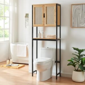 Toilettenschrank mit 2 Türen in Rattanoptik, Bambus, Schwarz und Naturfarben für ein modernes Badezimmer-Design