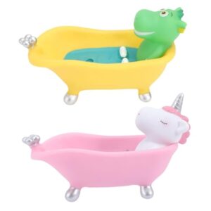 Zwei kleine Seifenschalen mit Cartoon-Designs und Selbstentleerungsfunktion in einem Badezimmer aus Vinyl.