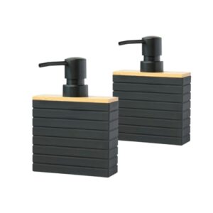 Zwei Seifenspender aus Bambus mit silbernen Deckeln und Holzpaneele auf den Seiten. Sie stehen nebeneinander auf einem weißen Hintergrund.