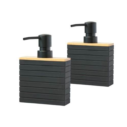 Zwei Seifenspender aus Bambus mit silbernen Deckeln und Holzpaneele auf den Seiten. Sie stehen nebeneinander auf einem weißen Hintergrund.