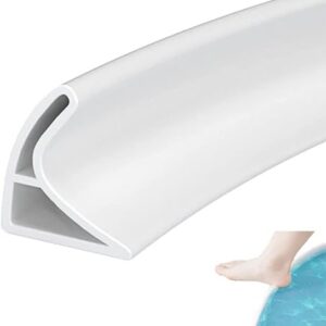 Gebogene Duschschwelle als Wassersperre in einem Badezimmer, um Überlaufläufe und Spritzer zu verhindern.