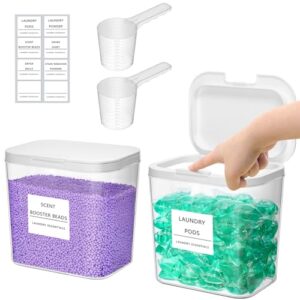 Zwei Wäsche Pods Behälter mit Etiketten und Löffeln für Waschmittel, Perlen und Duft-Booster in einem Wäschzimmer