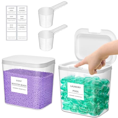 Zwei Wäsche Pods Behälter mit Etiketten und Löffeln für Waschmittel, Perlen und Duft-Booster in einem Wäschzimmer