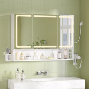 Luxuriöses Badezimmer mit modernem Spiegelschrank, LED-Beleuchtung und Steckdosen für ein perfektes Badezimmer