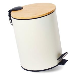 Beige deckelter Metall-Kosmetik-Eimer mit Absenkautomatik im Badezimmer