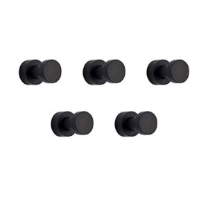 Bild eines Sets von fünf schwarzen Handtuchhaken, die aus rostfreiem Metall gefertigt sind und sich sowohl selbstklebend als auch für eine Wandmontage eignen. Das Bild zeigt ein modernes Design, das in Bad und Küche verwendet werden kann.