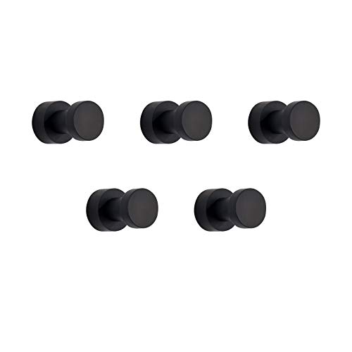 Bild eines Sets von fünf schwarzen Handtuchhaken, die aus rostfreiem Metall gefertigt sind und sich sowohl selbstklebend als auch für eine Wandmontage eignen. Das Bild zeigt ein modernes Design, das in Bad und Küche verwendet werden kann.