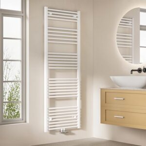 Weißer Handtuchheizkörper mit Mittelanschluss für Bad, effiziente Raumwärme und Handtuchtrocknung in modernem Badezimmerdesign
