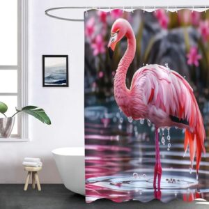 Duschvorhänge mit Flamingo-Motiv, tropische Blumen und Farben in Rosa und Pink für ein badesafe Ambiente.