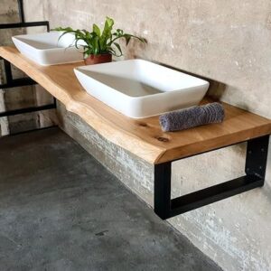 Hochwertige Waschtischplatte aus Eiche mit 4cm starken Eichenbohlen und Baumkante, ideal für Aufsatzwaschbecken