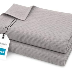 Doppeltes Set von langlebigen Badetüchern in grau mit praktischem Aufhänger, Zeitloses Waffelmuster und 100% Baumwolle für Hotelqualität