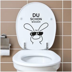 Deko Aufkleber für den Toilettensitz mit lustigem Spruch 'Du schon wieder Hase' in einem Badezimmer