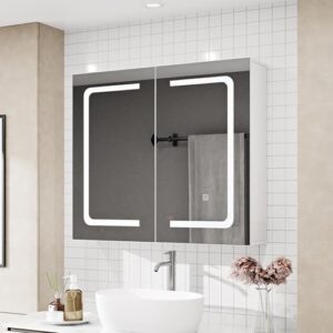 Modernes Badezimmer mit Spiegelschrank und Beleuchtung. Der ALEAVIC Spiegelschrank Bad ist ein perfekter Begleiter im Badezimmer.