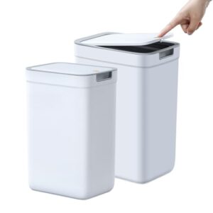 Zwei weiße Müllbeutel mit schwarzen Deckeln. Der größere Beutel hat eine Beschriftung mit 'MOPUP'. Eine Hand zeigt auf den kleineren Müllbeutel.