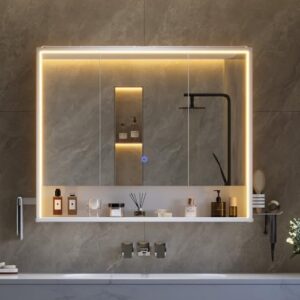 Mojoasional 3-türiger Badspiegelschrank mit LED-Beleuchtung, Steckdose und Touch-Sensor. Der perfekte Spiegelschrank für Ihr Badezimmer.