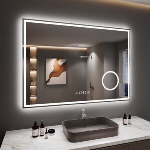 Badezimmerspiegel mit LED-Beleuchtung und 3-fach Schminkspiegel, Uhr und Steckdose, dimmbar und beschlagfrei