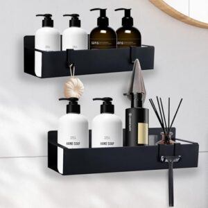 Badezimmer Organizer mit schwarzer Duschablage und zwei rostfreien Duschkorb Halterungen für die Einfachigkeit der Installation ohne Bohren. Ideal für verschiedene Badartikel wie Shampoo, Conditioner, Gesichtsreiniger, Wasserablauflücher und mehr.