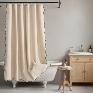 Beigerandeter Duschvorhang mit Scalloped-Ecken für optimale Privatsphäre im Badezimmer, Wasserabweisend und pflegeleicht.