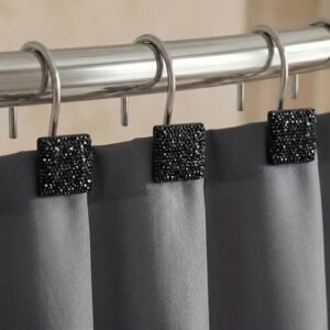 Schwarze Duschvorhanghaken mit glitzernden Kristall-Deko-Elementen, Luxus-Ambiance für Badezimmer
