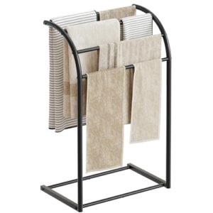 Eleganter 4-stufiger Handtuchständer aus Metall für das Badezimmer mit freistehender Konstruktion und gebogener Oberseite, ideal für mehrere Handtücher und Bademäntel