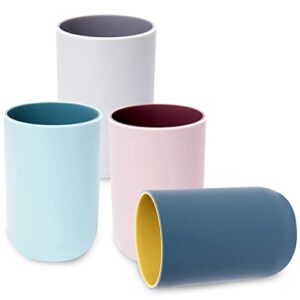 Vier farbige Zahnputzbecher aus Kunststoff in verschiedenen Farben: blau, weiß, pink und lila. Der Becher kann als Trinkbecher verwendet werden.