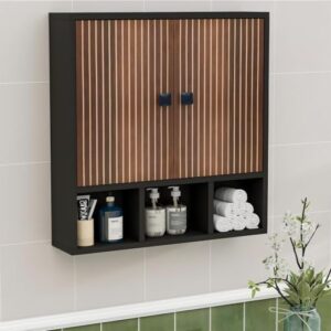 Eleganter Hängeschrank mit verstellbaren Böden und offenen Fächern für ein sauberes und organisiertes Bad, ideal für Medikamente und Haushaltsgegenstände.