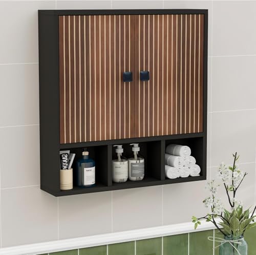 Eleganter Hängeschrank mit verstellbaren Böden und offenen Fächern für ein sauberes und organisiertes Bad, ideal für Medikamente und Haushaltsgegenstände.