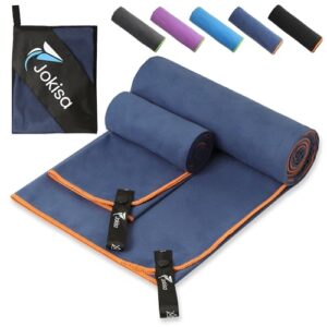 Zwei blau Mikrofaser Handtücher liegen aufgestapelt, ein Violett Handtuch liegt dahinter. Ein 2er Set für Fitness, Strand und Camping.