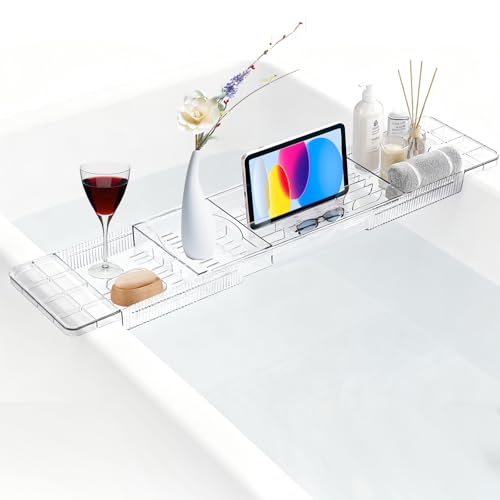 Ein verstellbares Badewannentablett mit Ablauföffnungen und einem erweiterbaren Organizer für Wein, Bücher, Tablets und Handy in einer transparenten Ausführung.