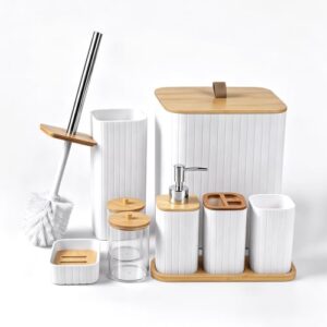 Weißes 9-teiliges Badezimmer Set mit verschiedenen Artikeln für ein sauberes und ordentliches Bad, wie Seifenspenderflasche, Toilettenbürste Set und Zahnbürstenhalter