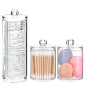 Drei transparente Acryl-Becher für Wattepads, Wattestäbchen und Make-up-Zubehör auf einem Schminktisch. Perfekt für Badezimmer, Schminktisch oder Gäste-WC geeignet.