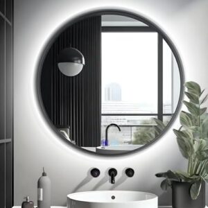 Bad-Wandspiegel mit LED-Beleuchtung und Rahmen in einem modernen Badezimmer