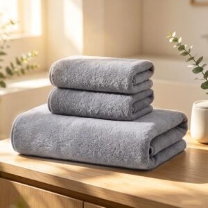 Weiches luxuriöses 3-teiliges Handtuch-Set, Korallen-Fleece, Grau. Badetücher für Badezimmer, schnell trocknend.