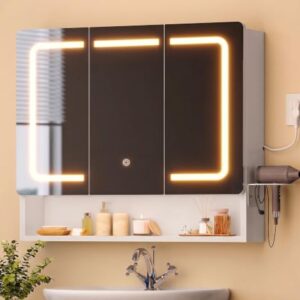 Badezimmer Spiegelschrank mit LED Beleuchtung, 3-türiger Badezimmer Spiegelschrank mit Klappspiegel-System, Steckdosen, 3 Farbtemperaturen dimmbar, Föhnhalter & verstellbare Ablagen