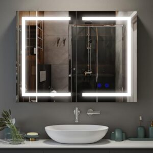 Spiegelschrank im Bad mit integrierter LED-Beleuchtung, drei Regalen und zwei Türen. Die Beleuchtung hat drei einstellbare Farbtemperaturen. Im Hintergrund ist eine weiße Wand mit einem grauen Schatten.