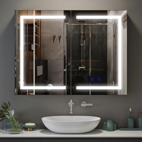 Spiegelschrank im Bad mit integrierter LED-Beleuchtung, drei Regalen und zwei Türen. Die Beleuchtung hat drei einstellbare Farbtemperaturen. Im Hintergrund ist eine weiße Wand mit einem grauen Schatten.