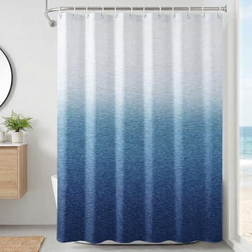 Moderner Duschvorhang mit halbtransparentem, wasserabweisendem Polyester-Material in einer einzigartigen Farbkombination aus Blau und dunkelblauen Streifen. Der minimalistische Gradiententextur erzeugt eine visuelle Schichtung wie die Meeresoberfläche bis zur Tiefsee.